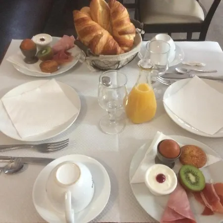 Les Chiens Du Guet Hotel